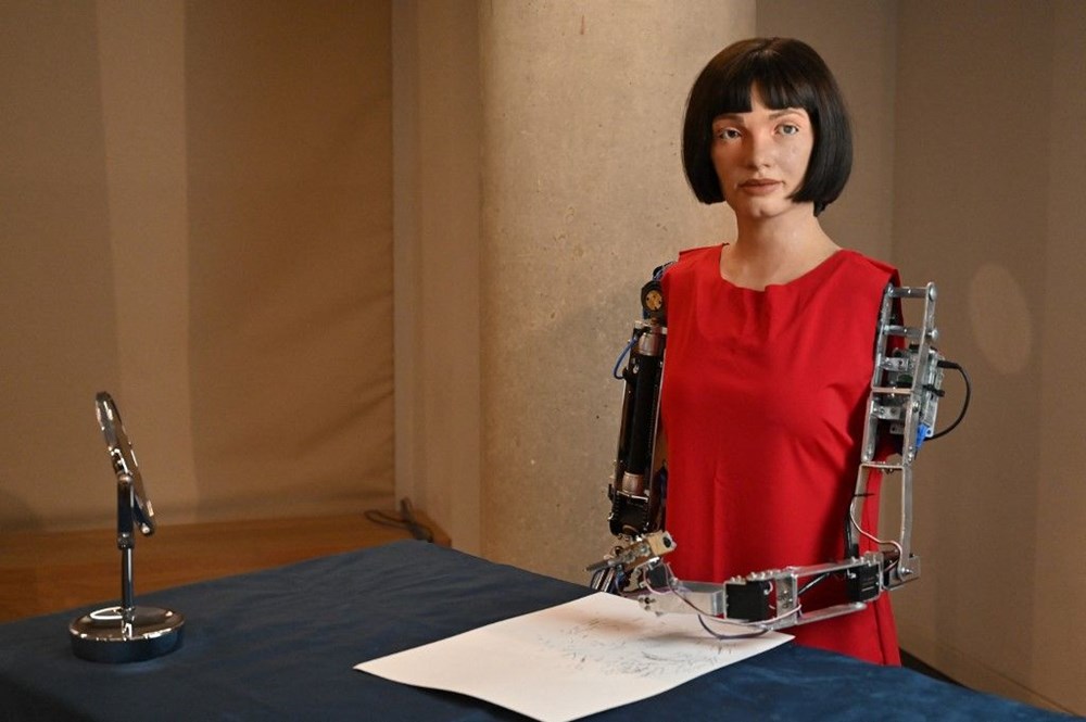 DÜNYANIN İLK RESSAM ROBOTU Aİ-DA YENİ SERGİ AÇTI